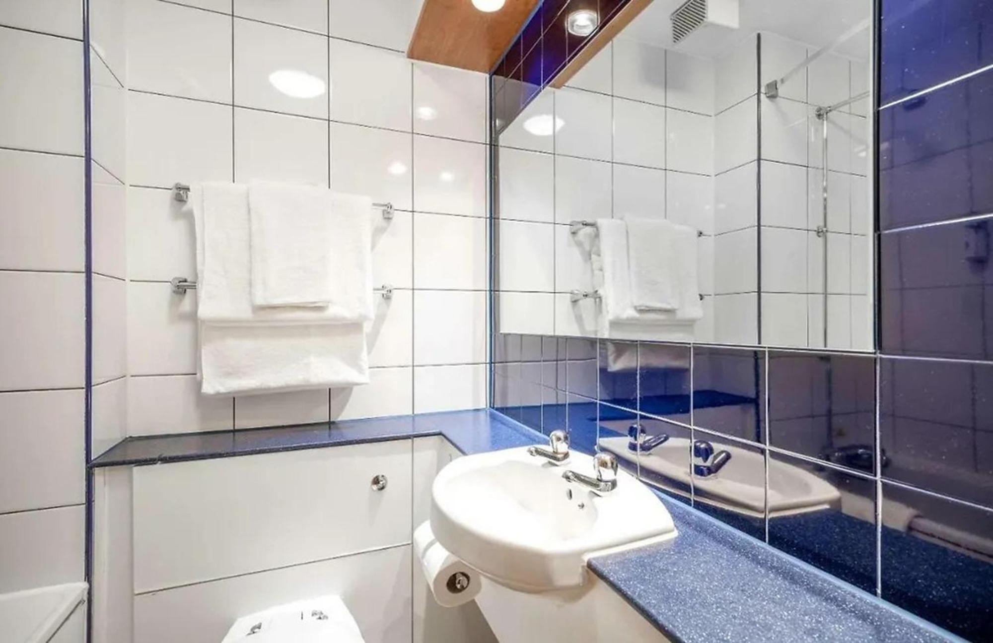 V Lodge Manchester Міддлтон Екстер'єр фото