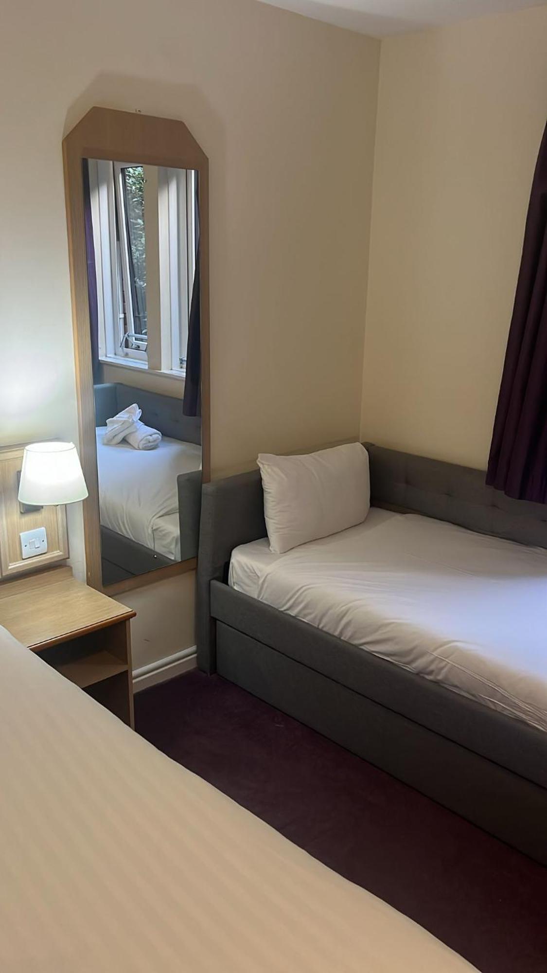 V Lodge Manchester Міддлтон Екстер'єр фото
